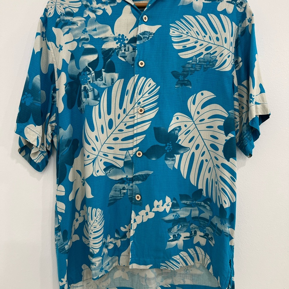 Tommy Bahama Blue and Cream Leaf Print Shirt Size Medium 100% silk